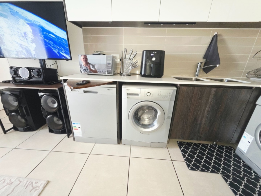 To Let 1 Bedroom Property for Rent in Parklands Western Cape